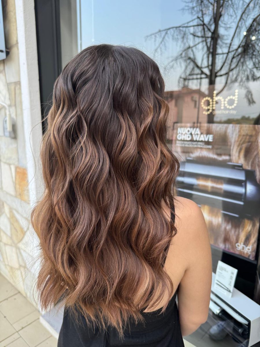 Balayage caramello su capelli lunghi mossi
